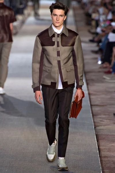 Look 17